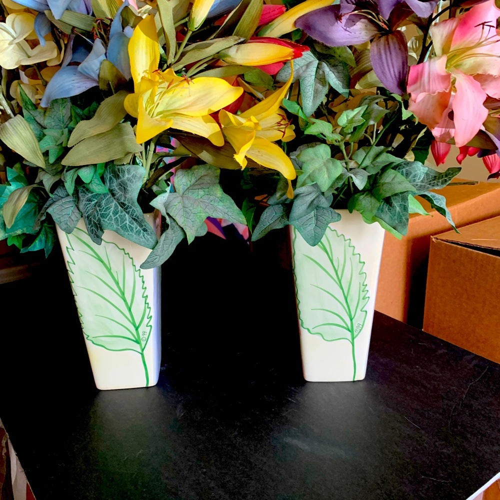 2 pastel design vases. Each side is a different design. Flowers included.